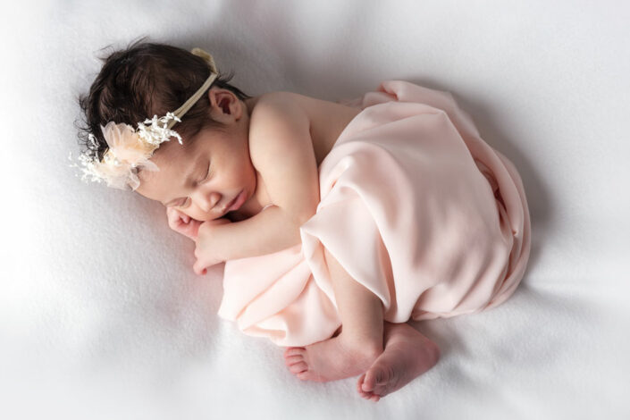 séance photo bébé vue de dessus tissu pastel rose