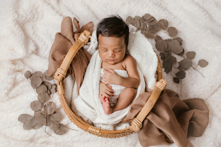 photographe à Lille bébé dans un panier en rotin